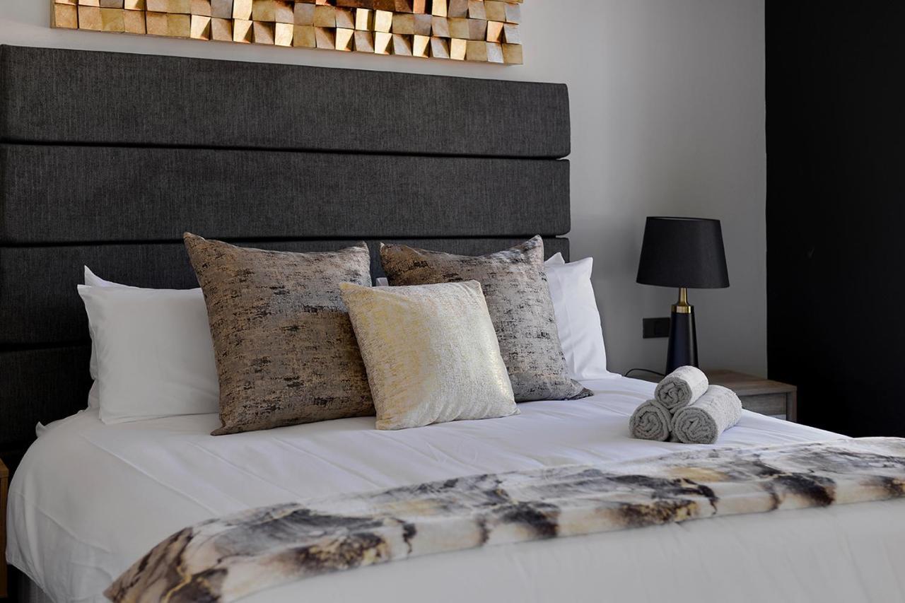 Rose - Luxury Living With Views! *